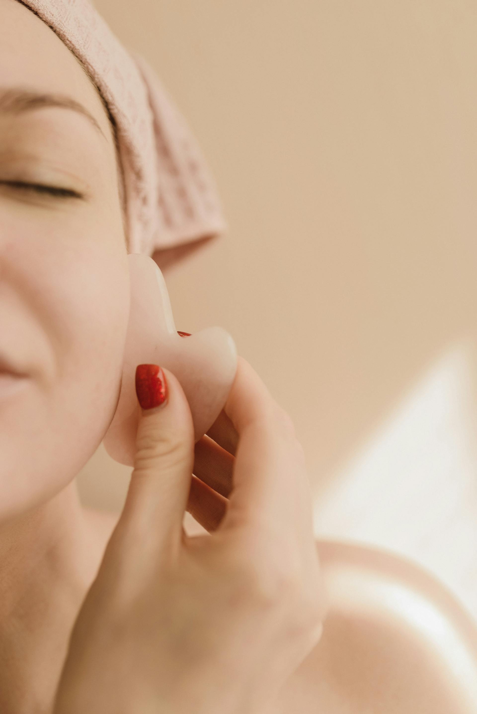 Gua Sha Rose Quartz — technique sculpture ovale visage