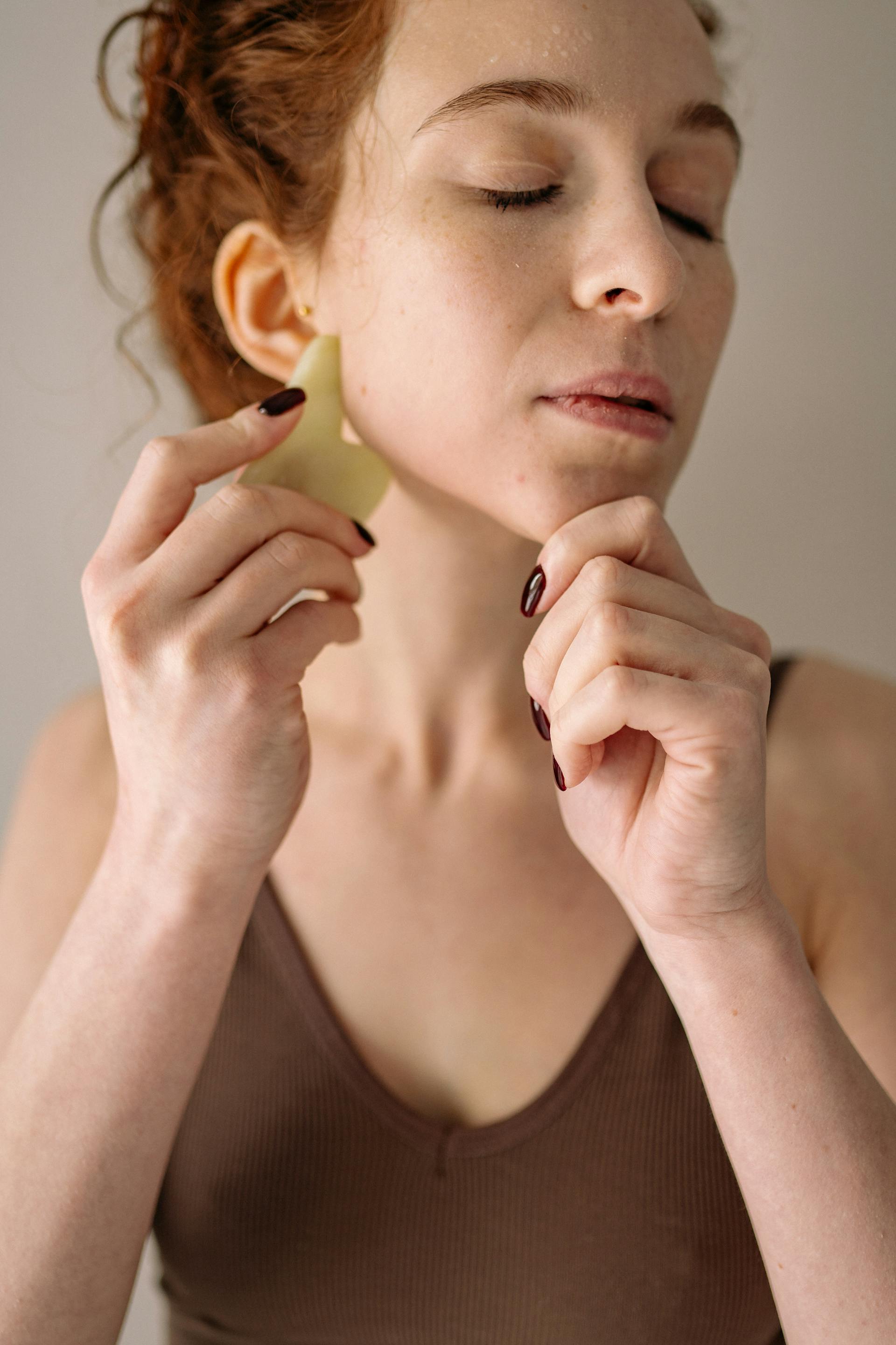 Rituel Gua Sha — mouvement mâchoire et drainage lymphatique